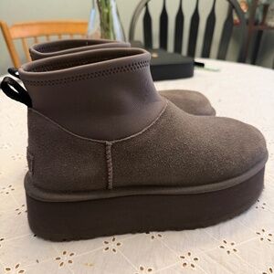 UGG Charcoal platform size 8